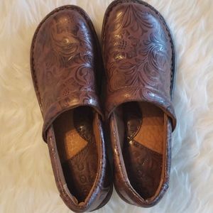 b.o.c Brown Peggy textured Clogs
